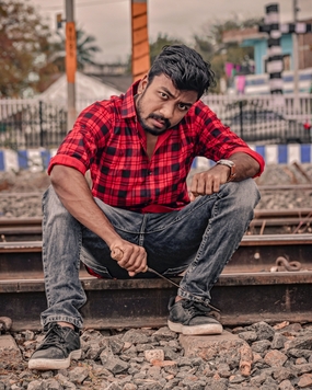 坐在铁轨上的铁路工人摄影图片